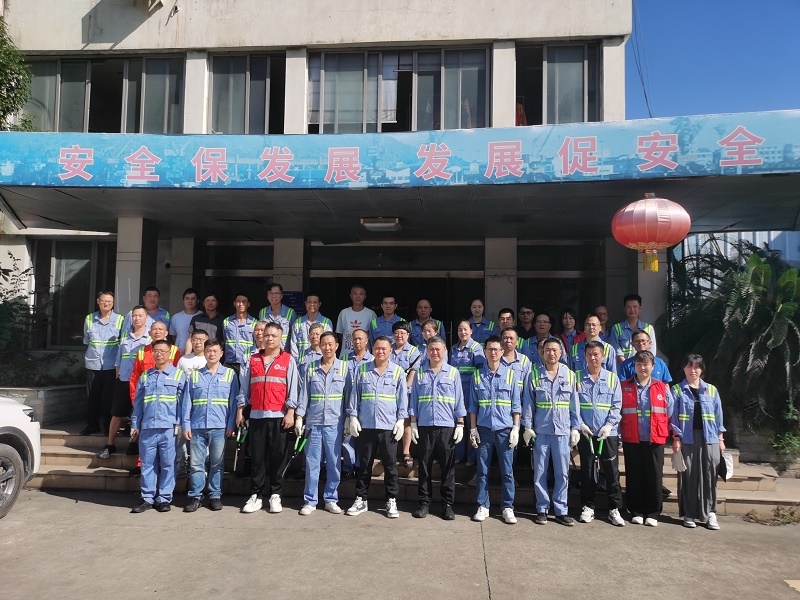 龙湾公司开展“金秋除草靓港区，同心献礼庆华诞”自愿服务活动